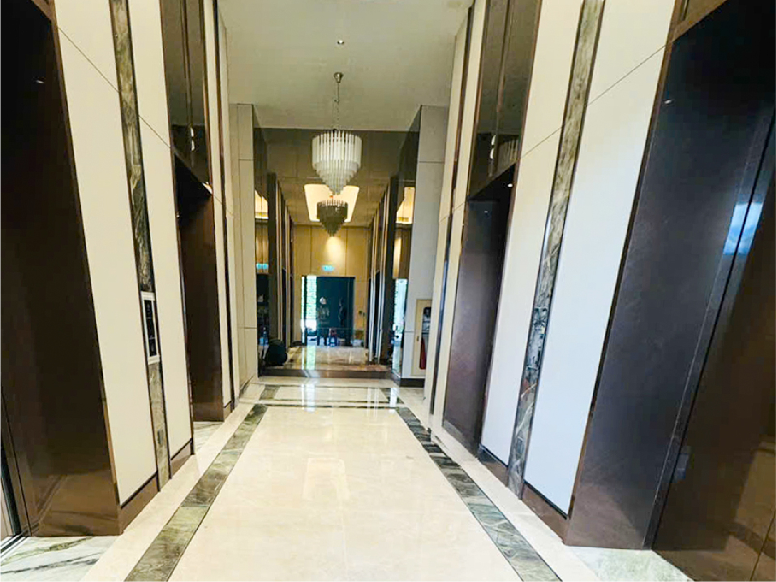 Đang triển khai đến tầng 38, với khu vực hành lang đang được hoàn thiện lát sàn và hệ thống bảng chỉ dẫn tầng