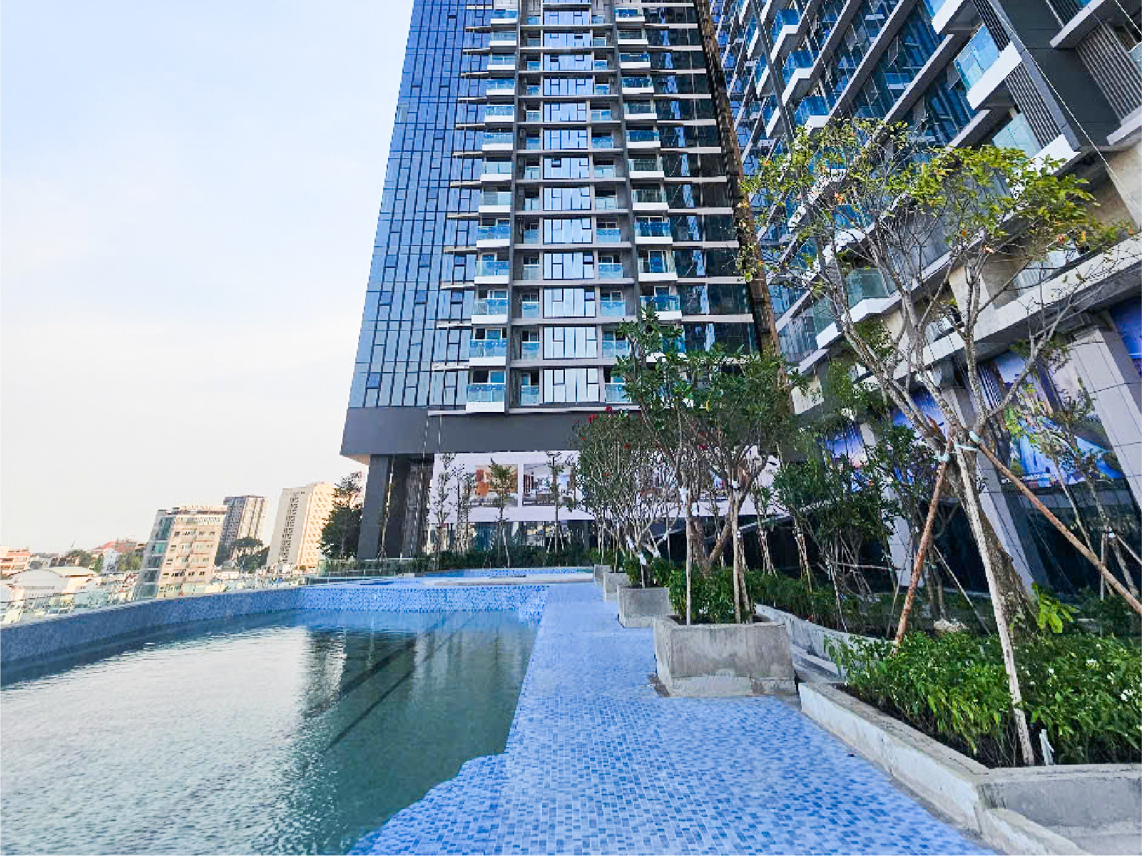 Đang triển khai đến tầng 6, hoàn thiện các công tác ốp lát nền và tường, trang trí sảnh, với các tiện ích như gym, hồ bơi tràn dần lộ diện