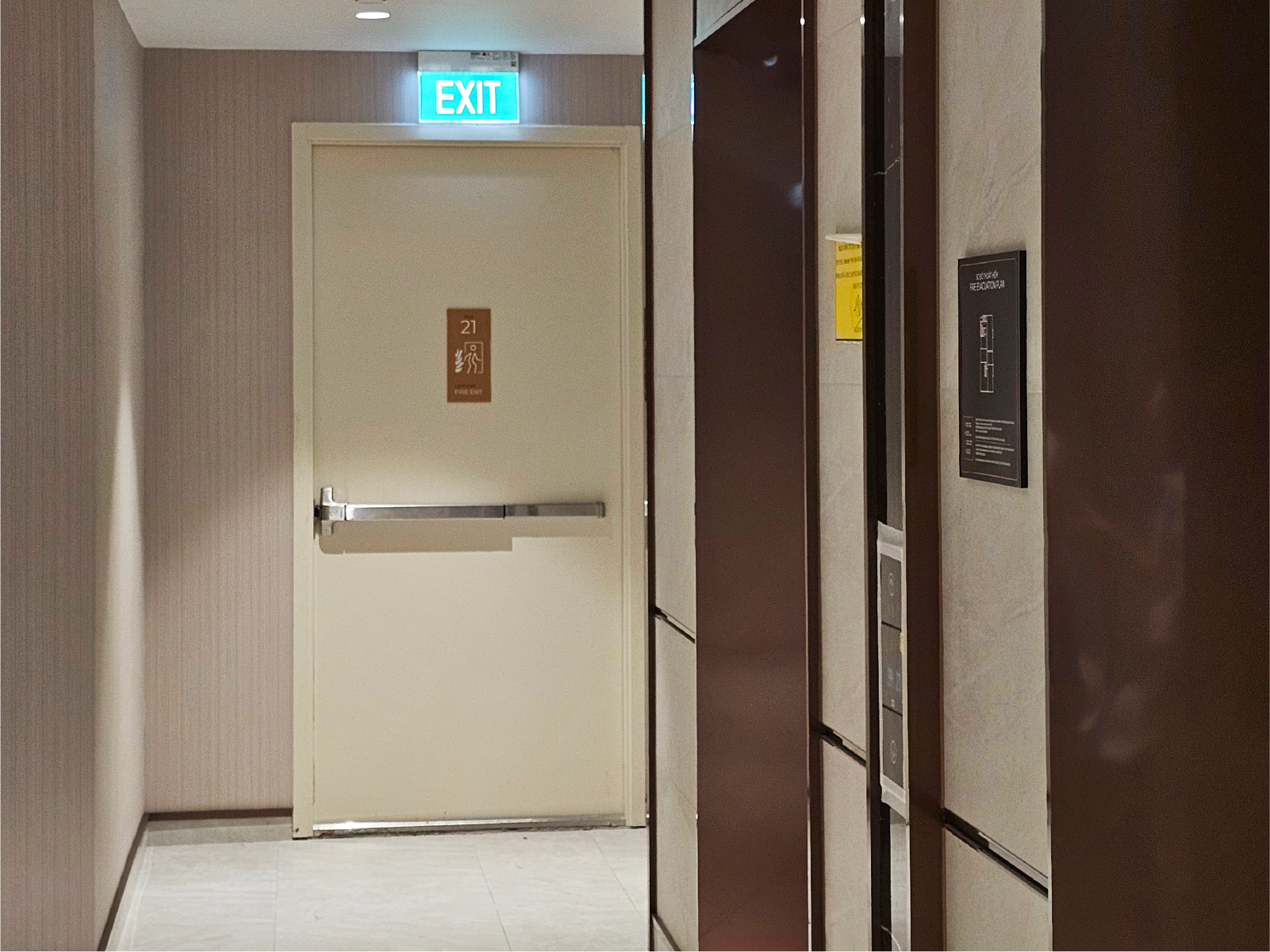 Đang triển khai đến tầng 38, với khu vực hành lang đang được hoàn thiện lát sàn và hệ thống bảng chỉ dẫn tầng