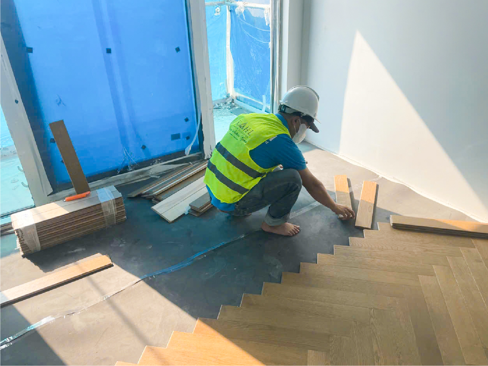 Đang triển khai đến tầng 38, hoàn thiện nội thất cơ bản với hệ tủ bếp, lót sàn toàn bộ, đồng thời hoàn thiện lắp đặt trọn bộ thiết bị vệ sinh tại phòng tắm