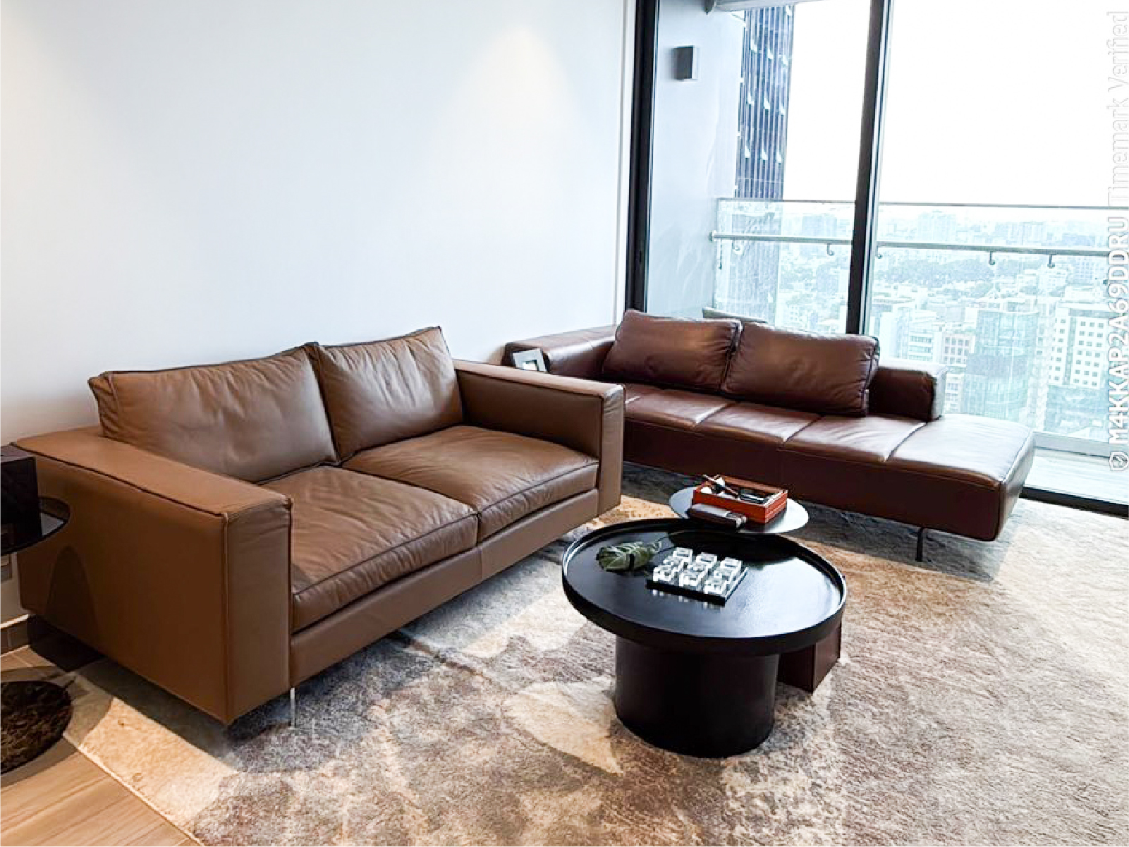 Đang triển khai đến tầng 38, hoàn thiện nội thất cơ bản với hệ tủ bếp, lót sàn toàn bộ, đồng thời hoàn thiện lắp đặt trọn bộ thiết bị vệ sinh tại phòng tắm