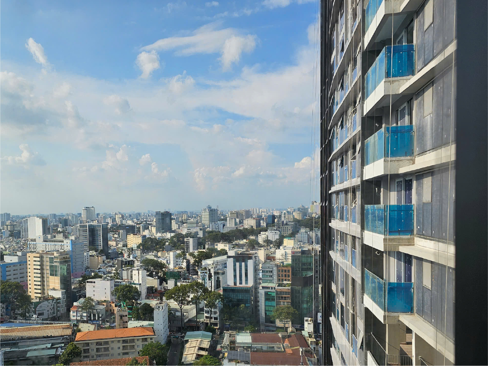 Đang triển khai đến tầng 38, mở ra tầm nhìn đắt giá hướng về trung tâm thành phố và sông Sài Gòn cho toàn bộ căn hộ
