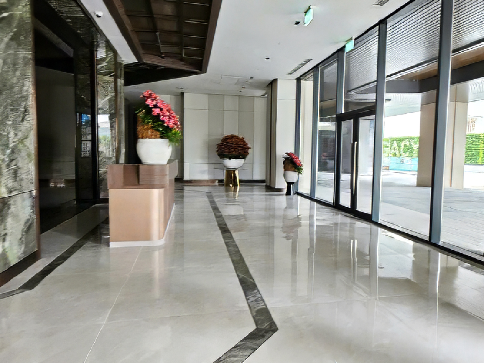 Đang triển khai đến tầng 6, hoàn thiện các công tác ốp lát nền và tường, trang trí sảnh, với các tiện ích như gym, hồ bơi tràn dần lộ diện